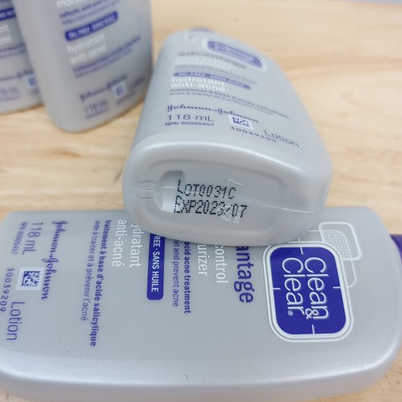 (SOLD)  4 x Clean & Clear Advantage Oil Free Acne Control Moisturizer 4oz - Picture 2 of 3